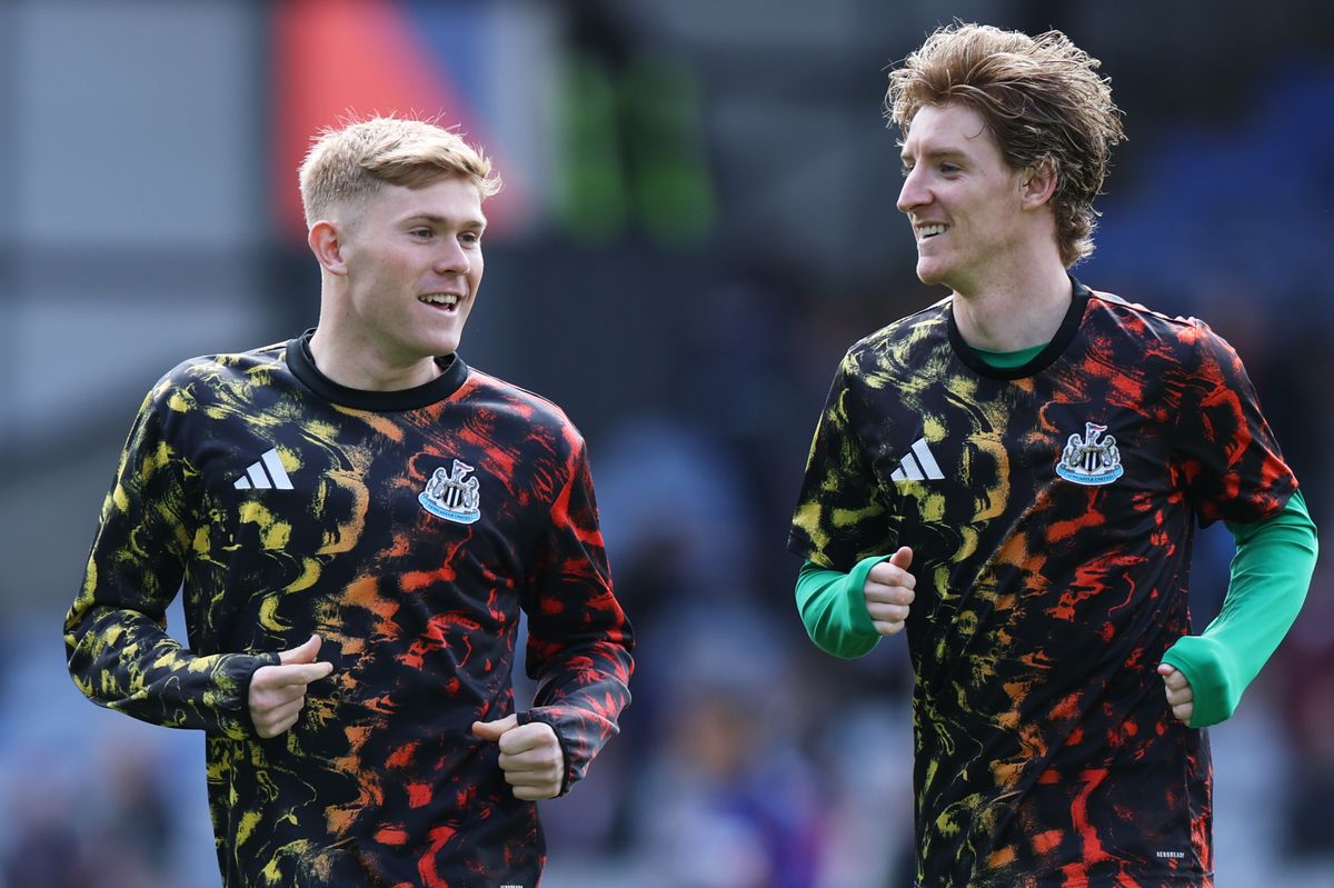 Newcastle United's Lewis Hall and Anthony Gordon warm up 