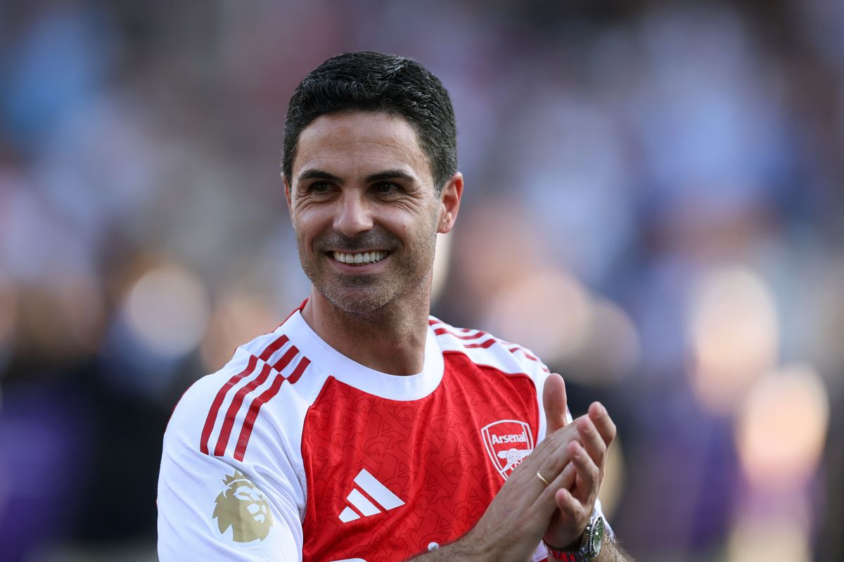 Mikel Arteta applauds