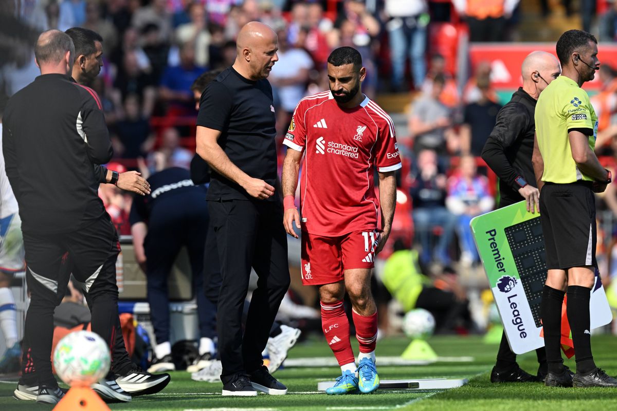 Arne Slot speaks with Mohamed Salah