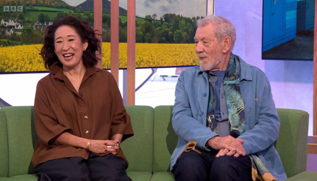 Sandra Oh joined Sir Ian on the green sofa