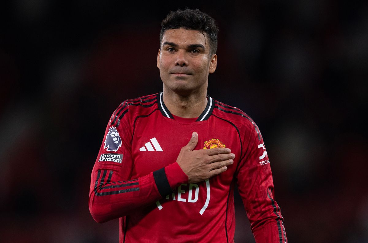 Casemiro pats the United badge