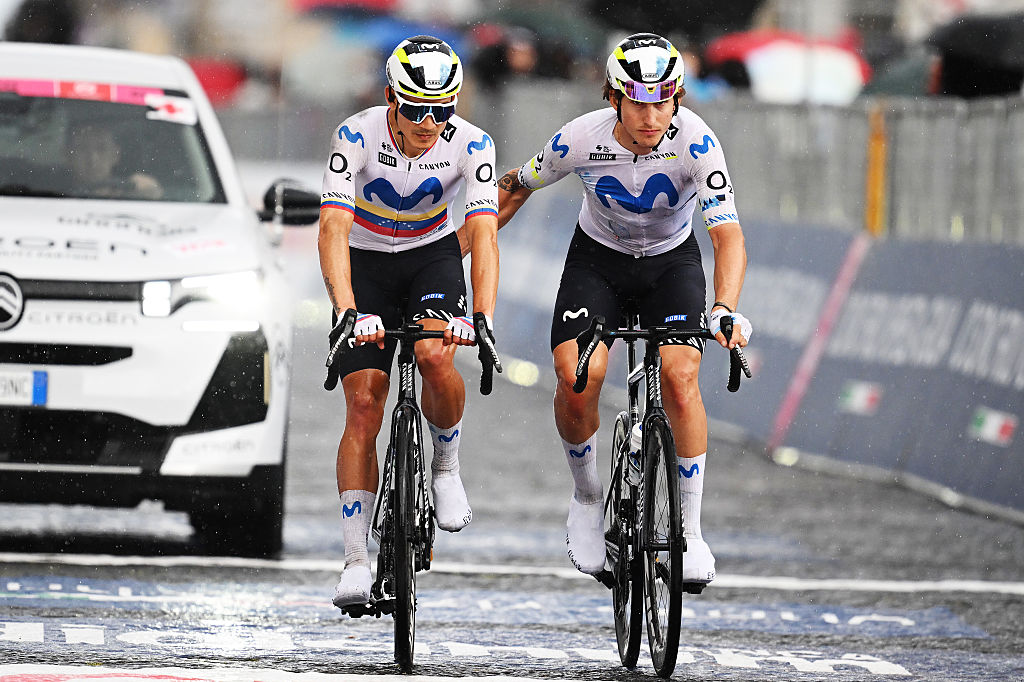 Ivan Garcia pushes teammate Orluis Aular to the finish