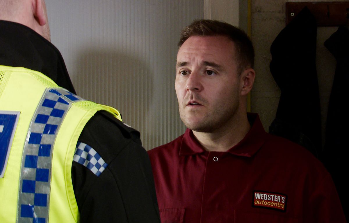 Tyrone's father will head to Weatherfield with "twists and turns" aplenty