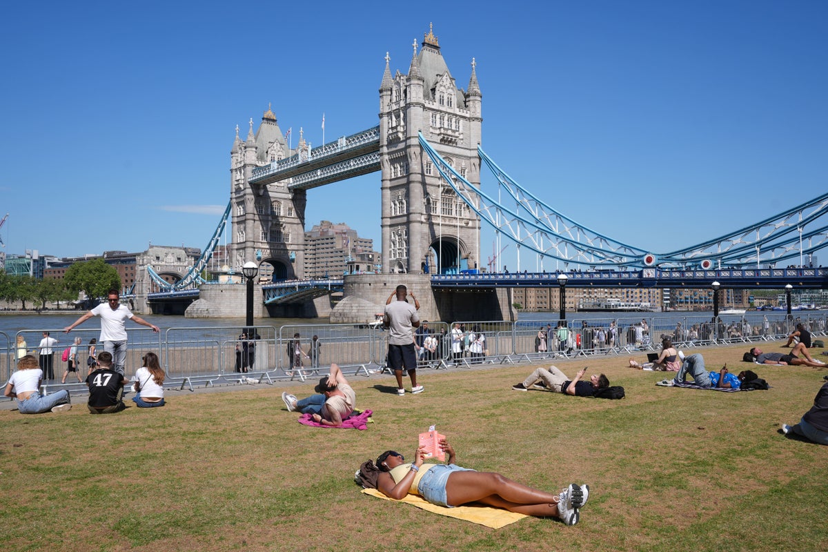 Temperatures hit 25C in parts of UK but rain on cards for bank holiday weekend