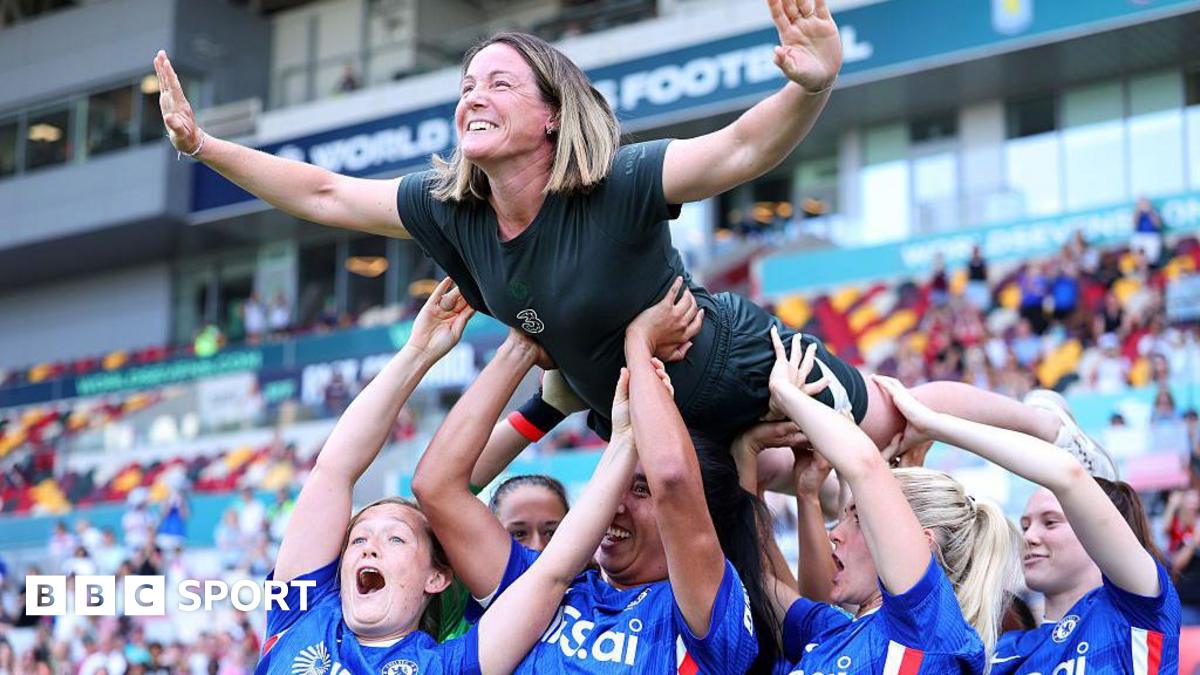 Sonia Bompastor and the Chelsea players