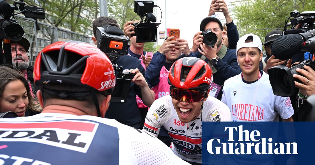 Giro d’Italia: Paul Magnier wins stage one but finish marred by mass crash | Giro d'Italia