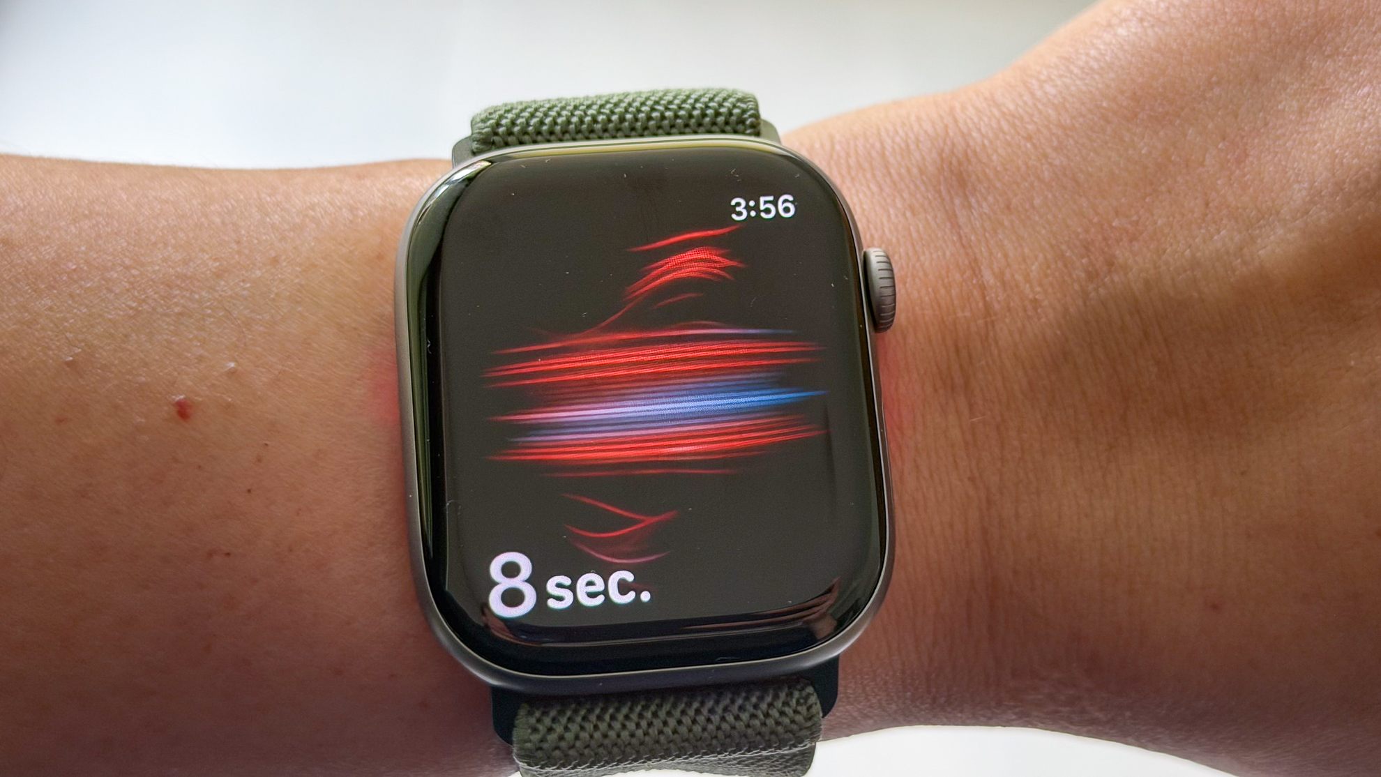 The Apple Watch 11 taking blood oxygen readings