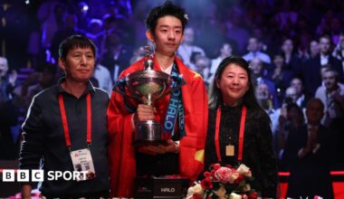 Wu Yize with his parents