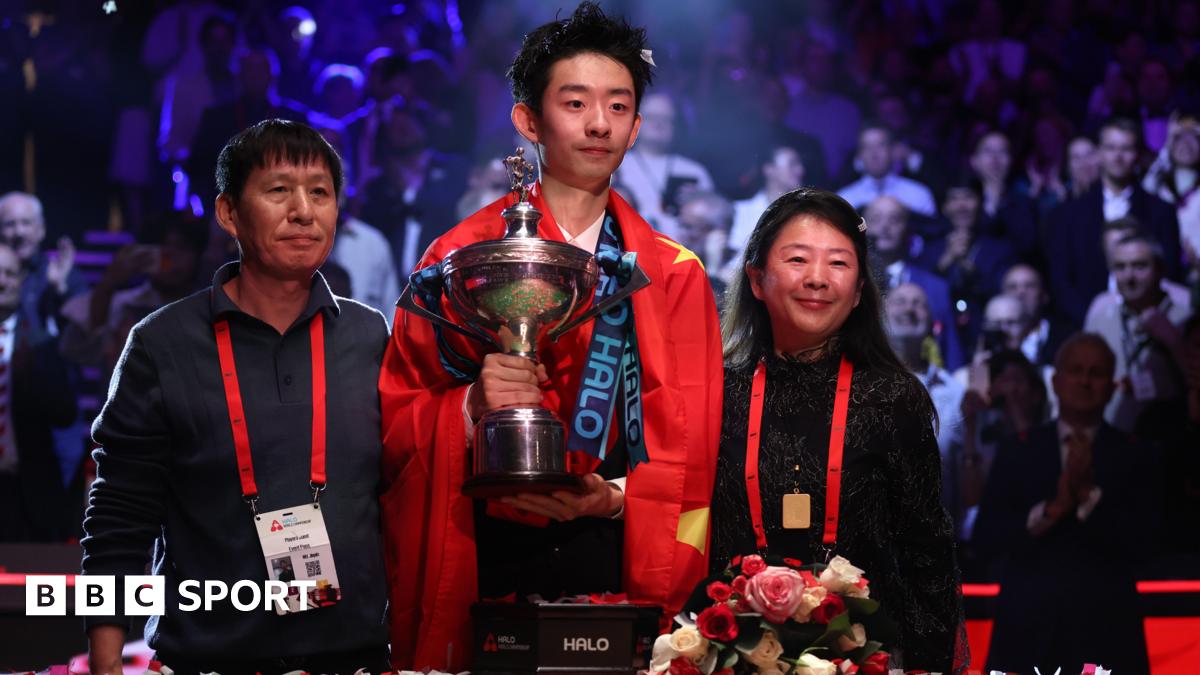 Wu Yize with his parents