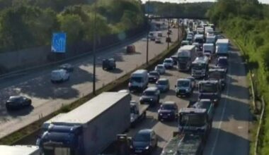 M25 traffic LIVE: Police rush to motorway as all traffic held after horror crash | UK | News