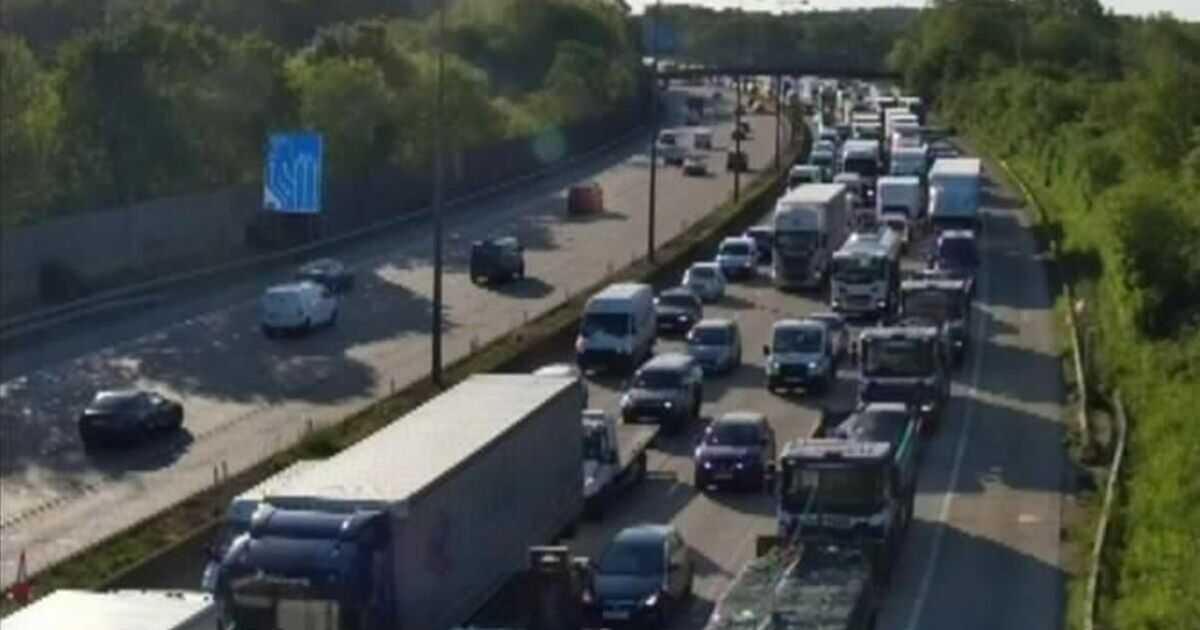 M25 traffic LIVE: Police rush to motorway as all traffic held after horror crash | UK | News