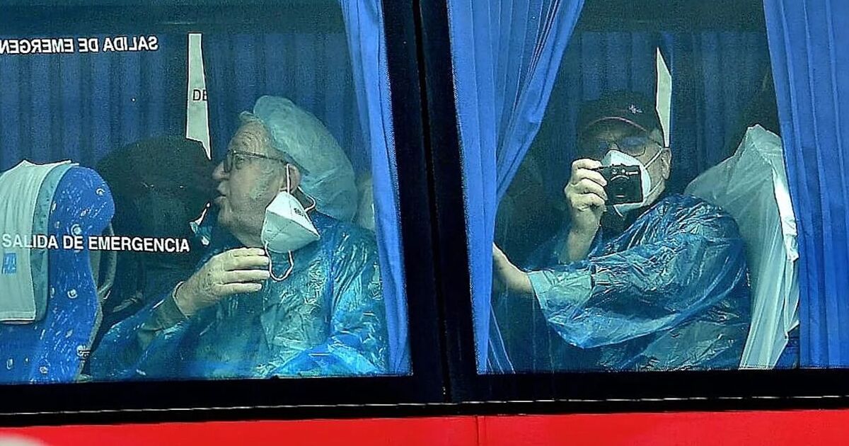 Cruise ship hantavirus passengers spotted on evacuation bus without mask fitted | World | News