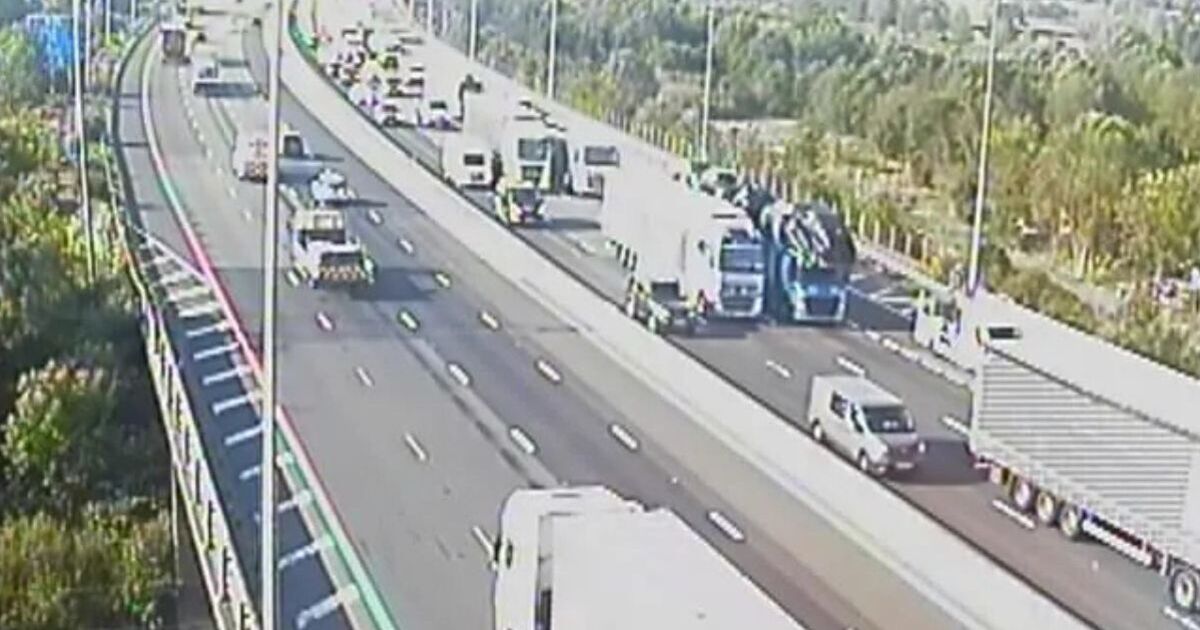M25 traffic LIVE: Motorway closed near Romford, Essex after horror crash near Junction 27 | UK | News
