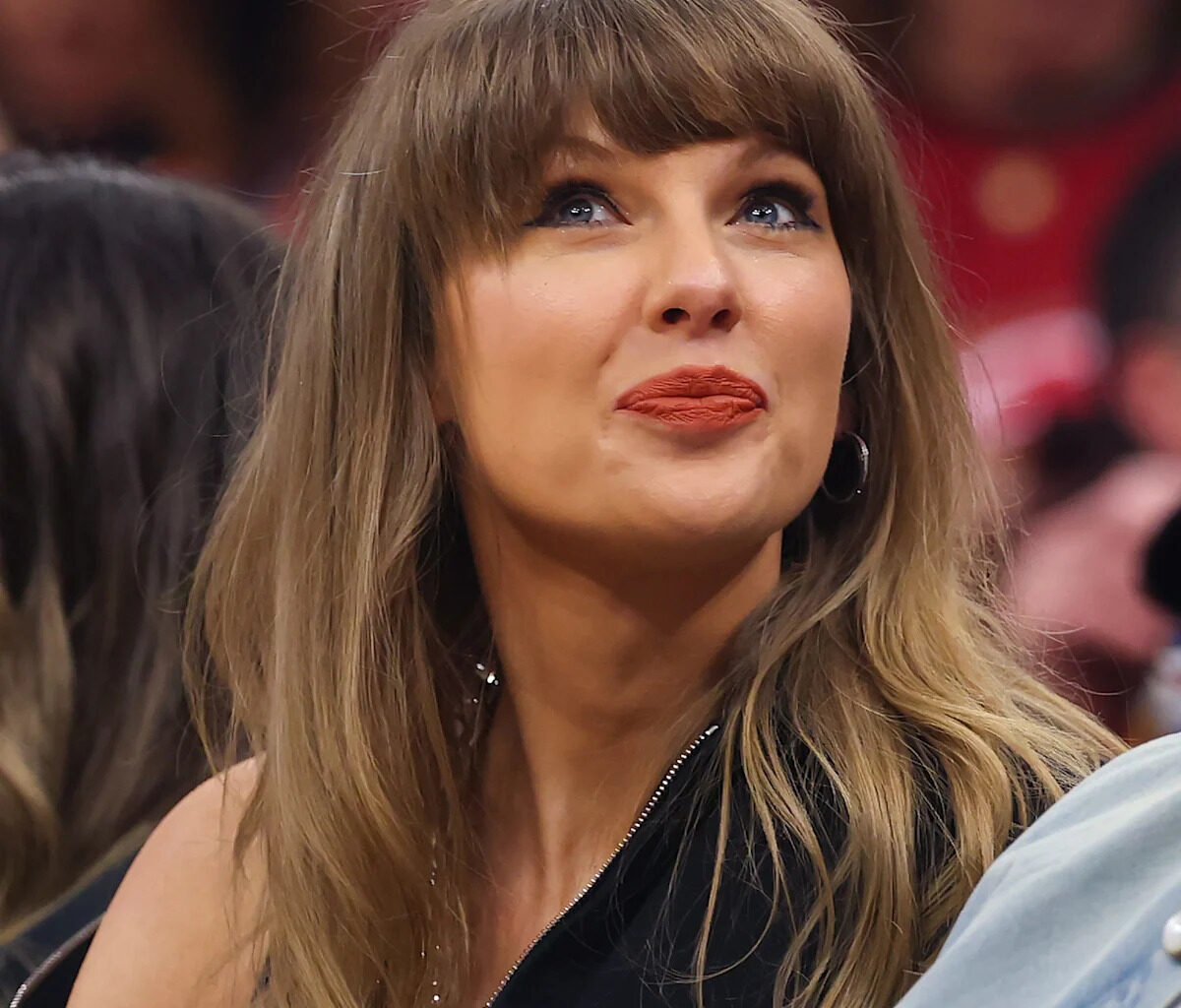 Did Taylor Swift win at the American Music Awards after skipping the ceremony?