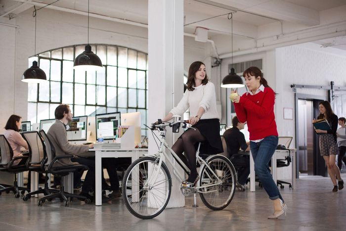 THE INTERN, from left: Anne Hathaway, Christina Scherer, 2015. ph: Francois Duhamel/©Warner