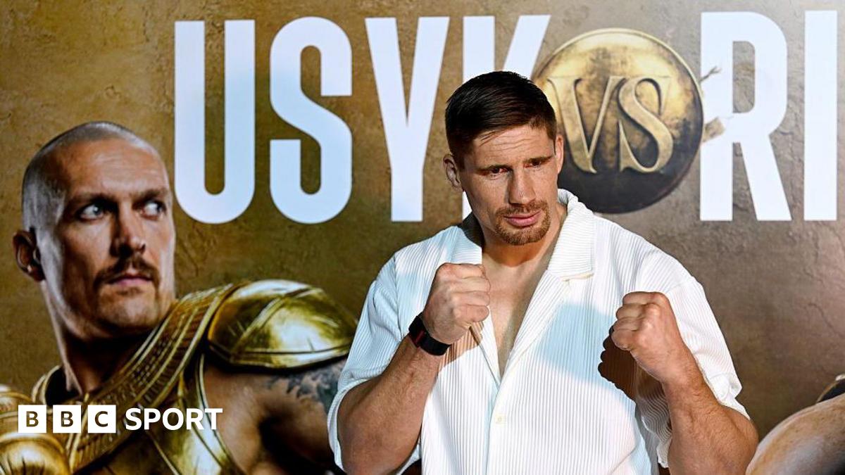 A face-off between Rico Verhoeven and Oleksandr Usyk in front of the Great Pyramid of Giza