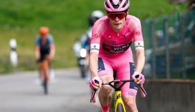 Team Visma Lease a Bike Danish rider Jonas Vingegaard wearing the overall leader's pink jersey (Maglia Rosa) leads the race on the final climb during the 16th stage of the Giro d'Italia 2026 - Tour of Italy cycling race between Bellinzona and Cari, Switzerland, on May 26, 2026. (Photo by Luca Bettini / AFP)