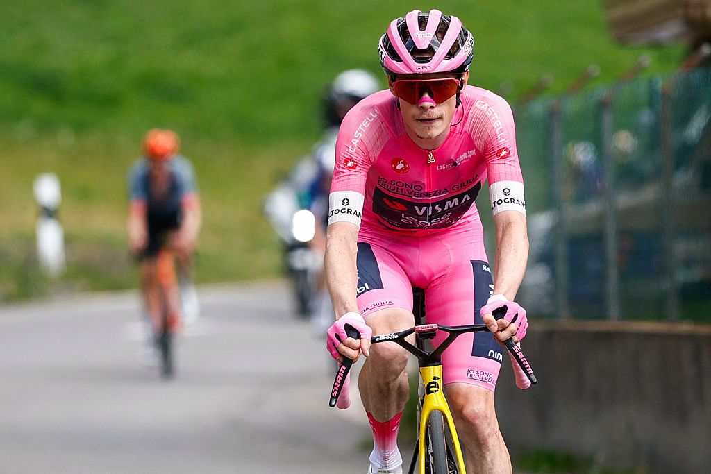 Team Visma Lease a Bike Danish rider Jonas Vingegaard wearing the overall leader's pink jersey (Maglia Rosa) leads the race on the final climb during the 16th stage of the Giro d'Italia 2026 - Tour of Italy cycling race between Bellinzona and Cari, Switzerland, on May 26, 2026. (Photo by Luca Bettini / AFP)