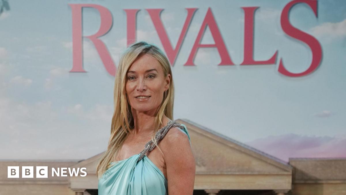 Victoria Smurfit as Maud O'Hara. She has long red hair and wearing dark clothing, earrings and a ring.