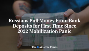 Russians Pull Money From Bank Deposits for First Time Since 2022 Mobilization Panic