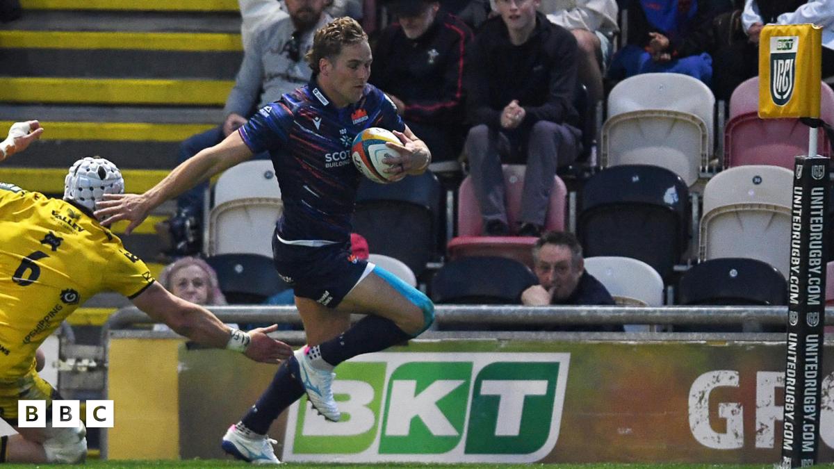 Duhan van der Merwe races over for a try