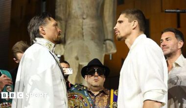 Oleksandr Usyk (left) and challenger Rico Verhoeven share a friendly handshake at Thursday's news conference