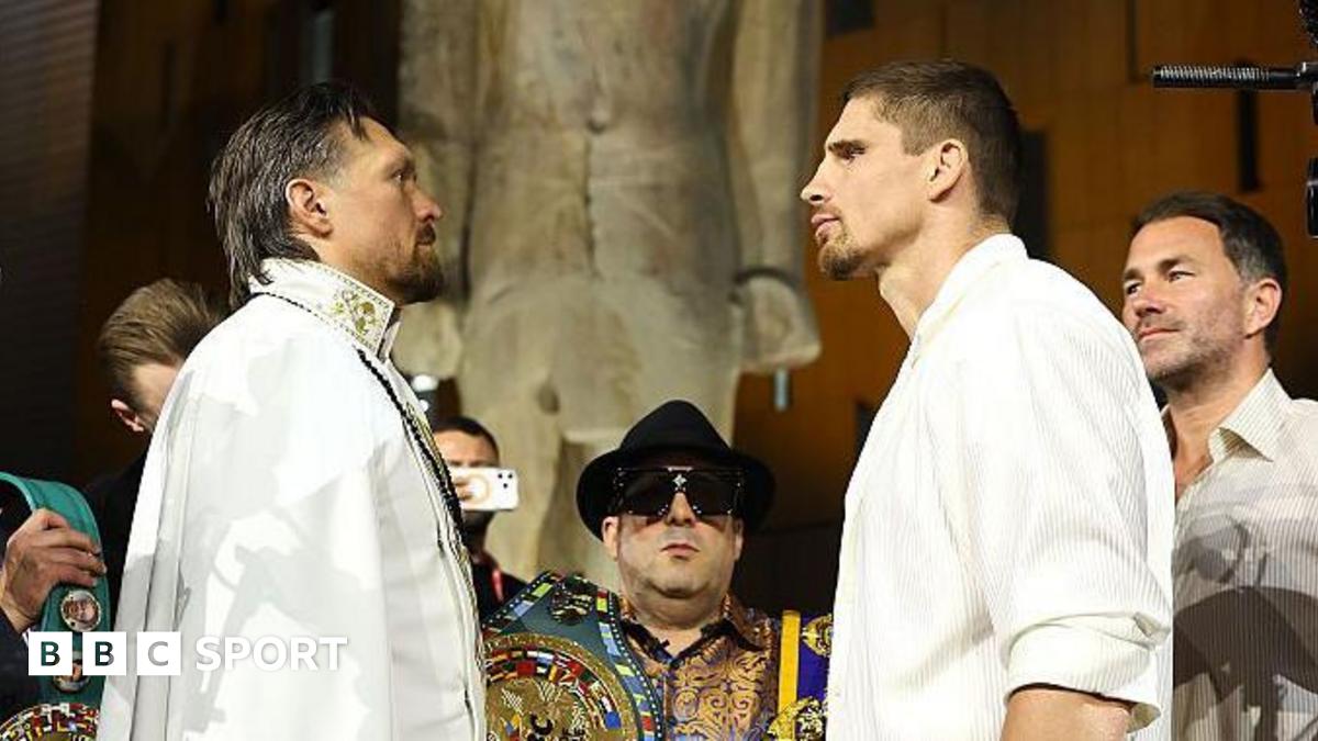 Oleksandr Usyk (left) and challenger Rico Verhoeven share a friendly handshake at Thursday's news conference