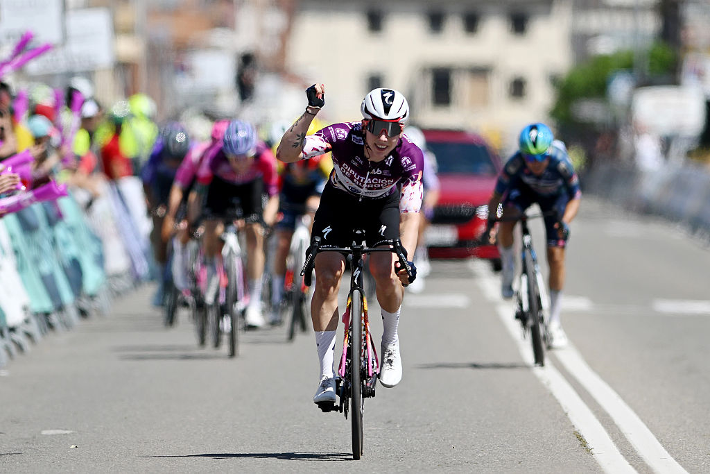 Vuelta a Burgos stage 3: Lorena Wiebes, third, celebrates her teammate Mischa Bredewold's win