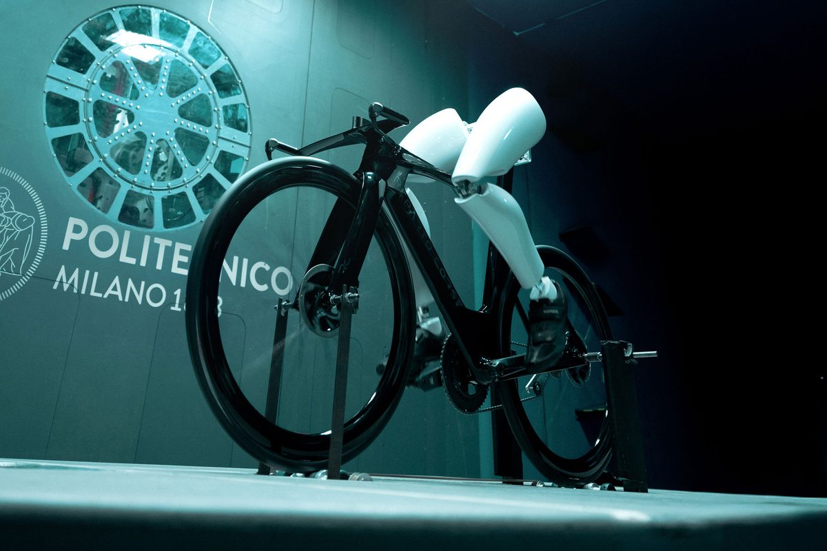 Bianchi Aquila RC wind tunnel with robot legs
