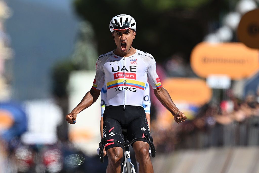 Jhonatan Narvaez emphatically celebrating his stage win