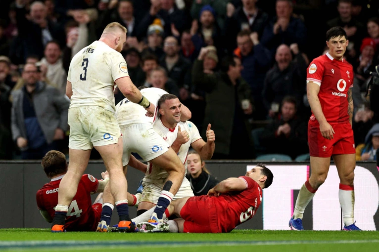 Ben Earl celebrates a try