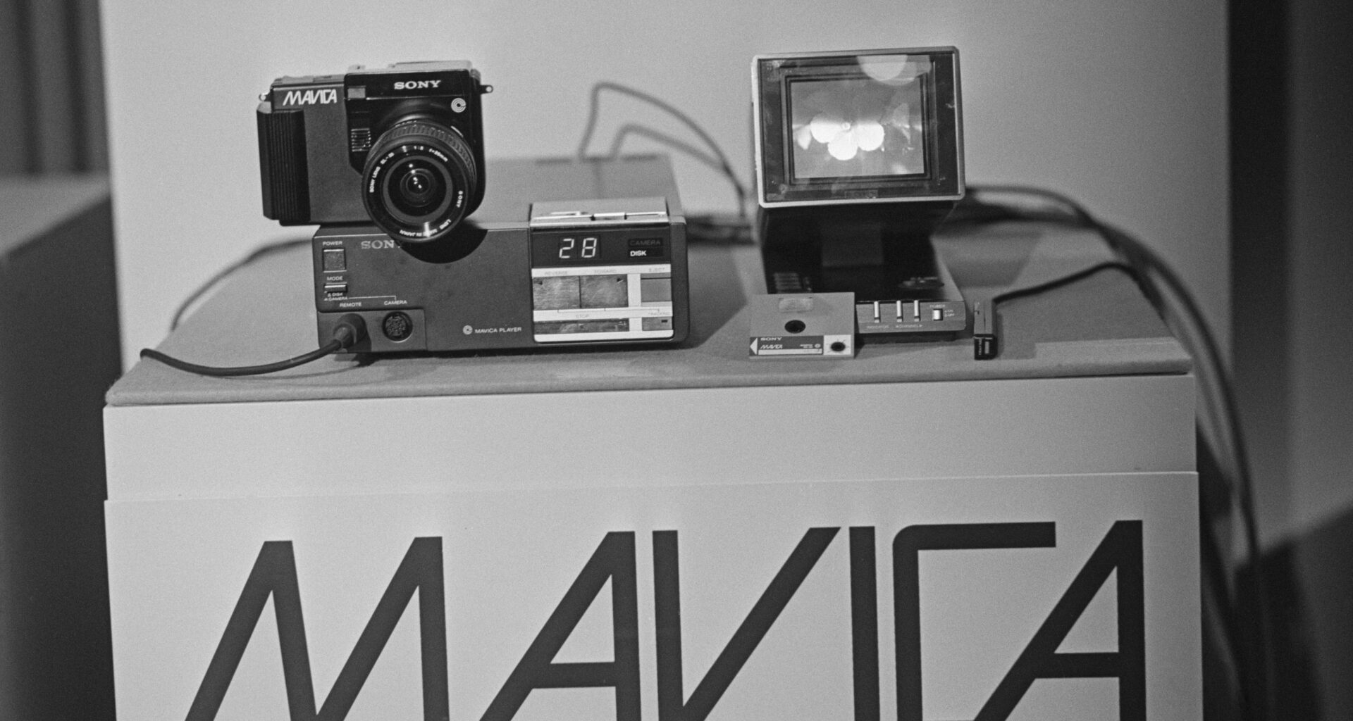 I'm a modern Sony photographer, but I'm fascinated by these 8 historic cameras from Sony, from twisting lenses to recording to floppy disks
