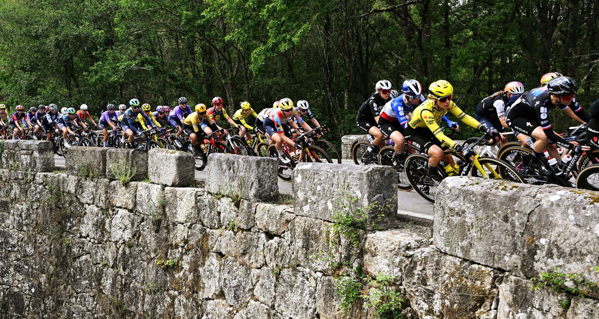 As it happened: Surprise winner storms to victory in chaotic finale to La Vuelta Femenina stage 2