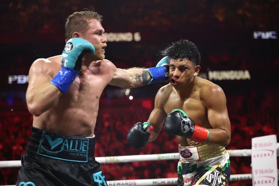 Canelo Alvarez and Jaime Munguia fighting
