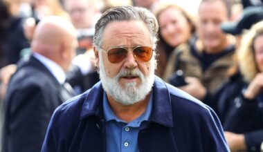 Russell Crowe Defends Gruff Exchange With Autograph Hunters