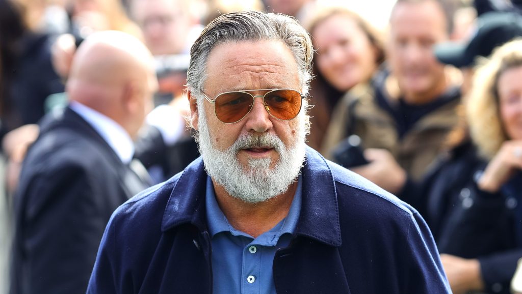 Russell Crowe Defends Gruff Exchange With Autograph Hunters