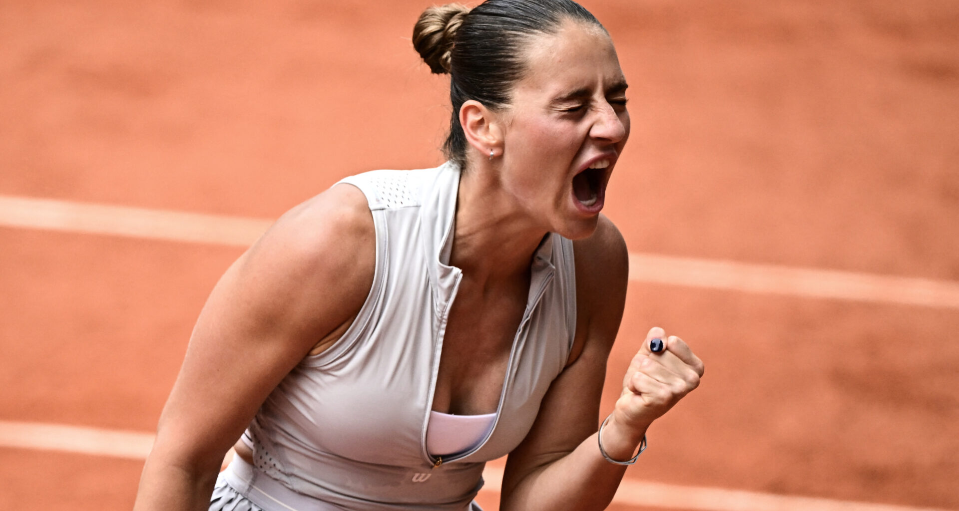 Kostyuk solves 4-time champ Swiatek; awaits Bencic, Svitolina in Paris quarters