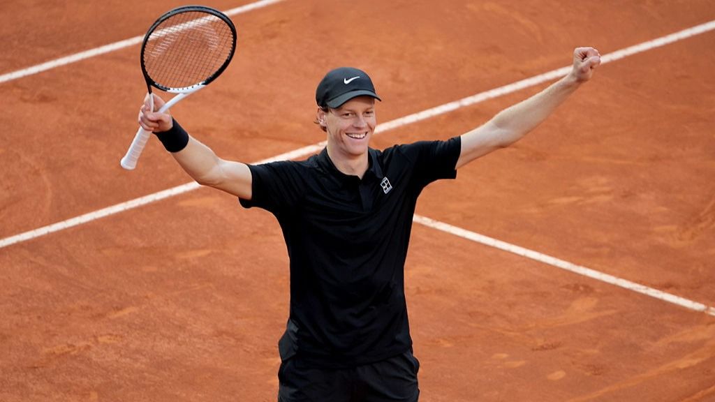 Jannik Sinner celebrates winning a clay court tournament in 2026