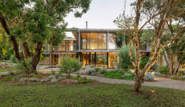 Hoisted among the treetops, an offbeat coastal hideaway opens to lush gardens