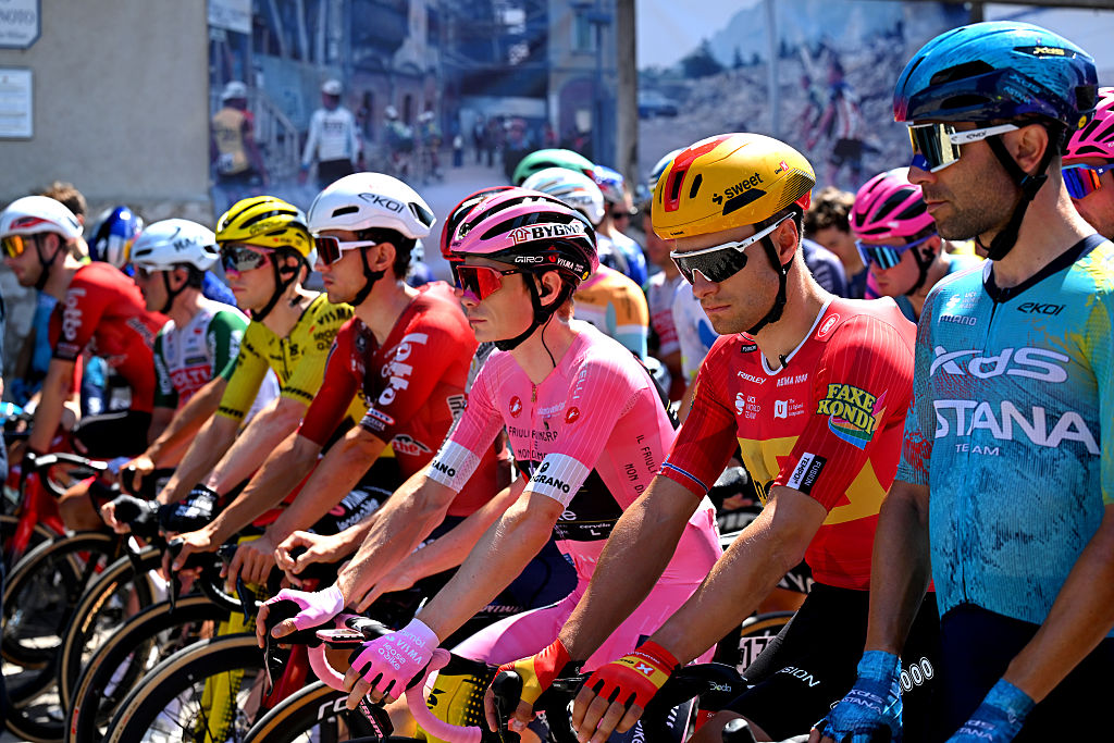 Riders lined up alongside the maglia rosa at the start line