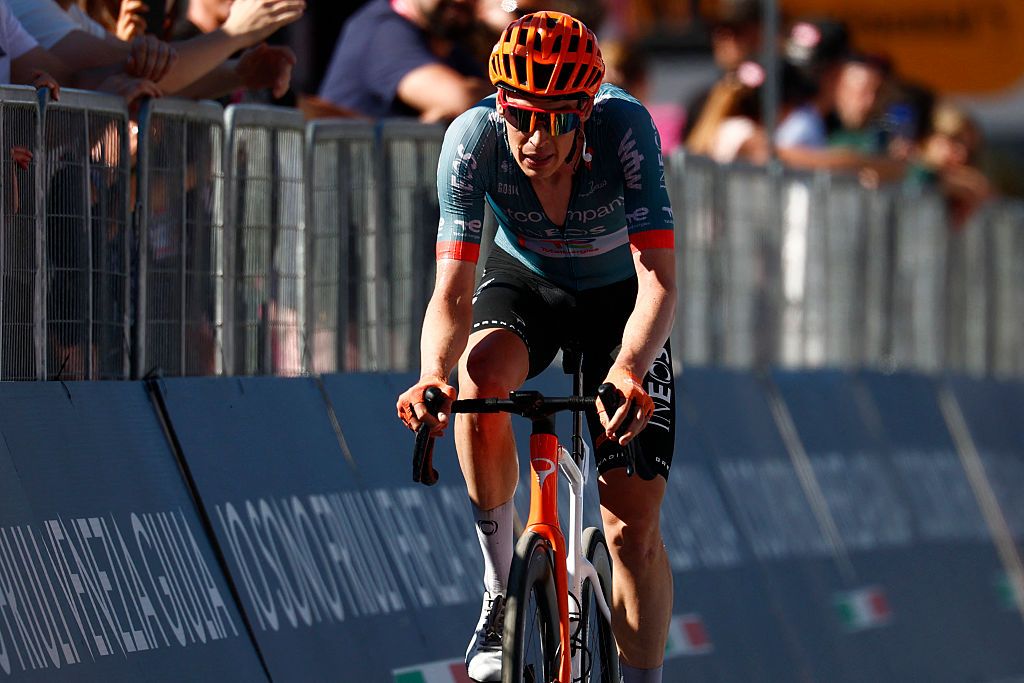 INEOS Grenadiers Dutch rider Thymen Arensman crosses the finish line of the 14th stage of the Giro d'Italia 2026 - Tour of Italy cycling race between Aosta and Pila (Gressan), Italy
