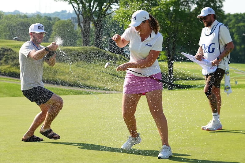 Lottie Woad of England celebrates on the 18th green after winning the Kroger Queen City Championship. Photograph: Dylan Buell/Getty