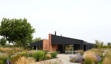 An extraordinary house in the Chilterns designed by Richard Parr to meet a challenging brief