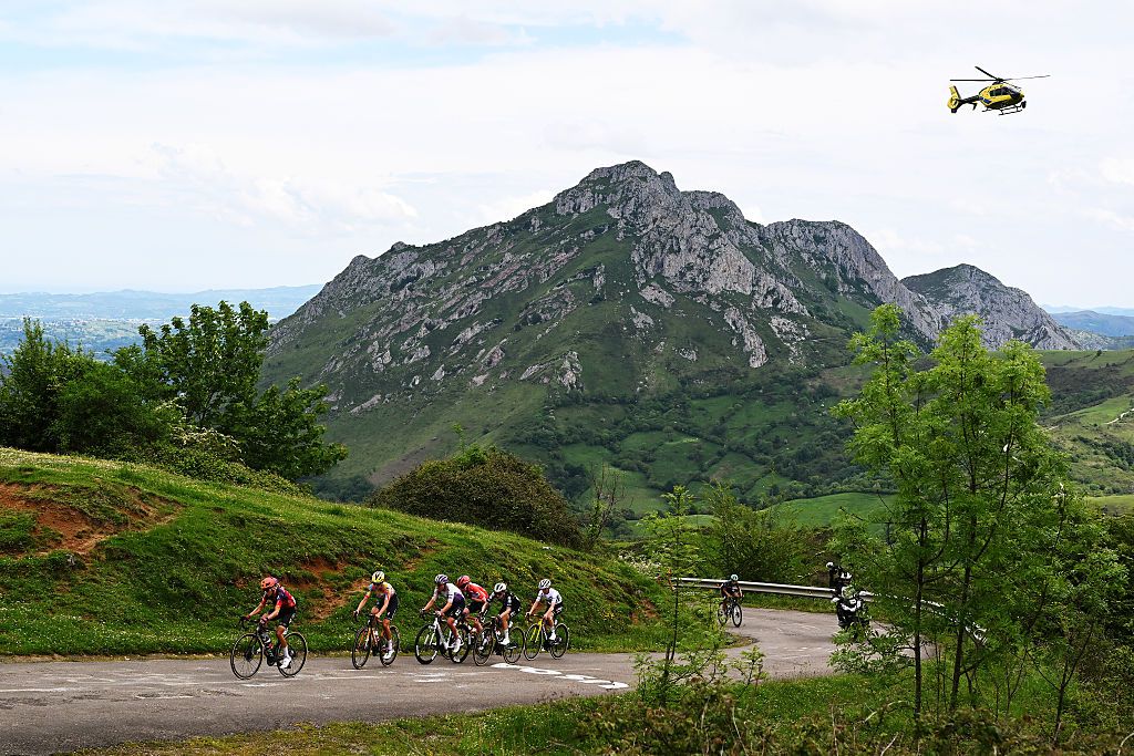 riders in La Vuelta Femenina climb a mountain