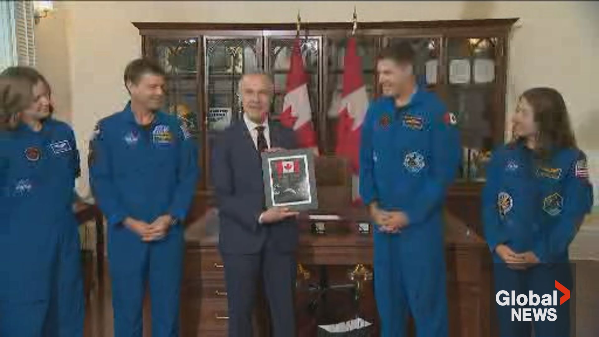 Click to play video: 'Artemis II astronauts gift Carney Canadian flag that flew with them around the moon'