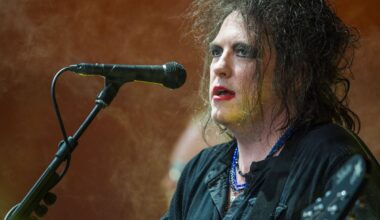 The 2000 song that stopped Robert Smith splitting up The Cure