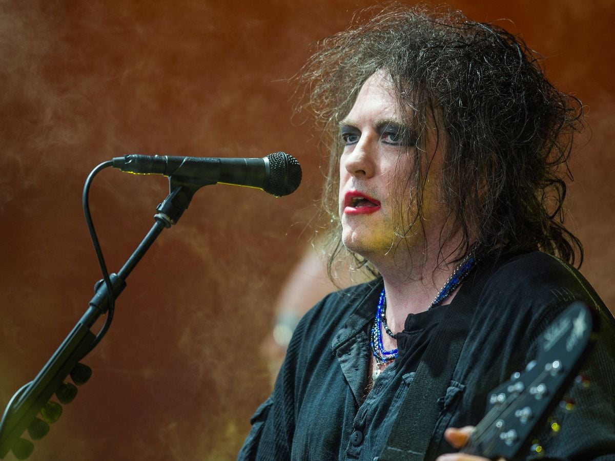 The 2000 song that stopped Robert Smith splitting up The Cure