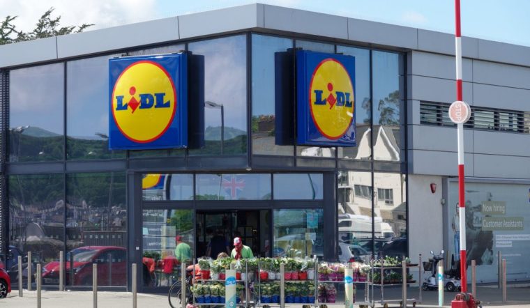 PENZANCE, UNITED KINGDOM - MAY 31: The Lidl logo is displayed outside a branch of the supermarket retailer Lidl on May 31, 2022 in Penzance, England. The German discount retailer chain operates over 11,000 stores across Europe and the United States. (Photo by Matt Cardy/Getty Images)