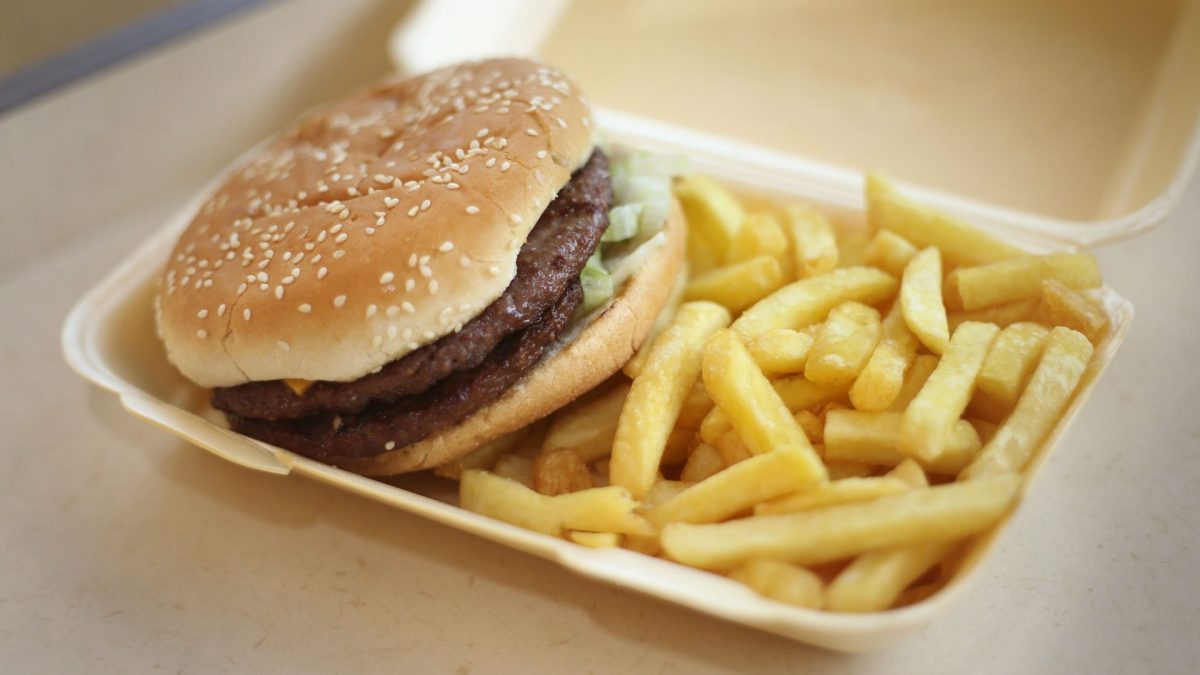 Embargoed to 2330 Tuesday July 29 File photo dated 27/04/25 of a half-pounder burger and chips in a takeaway carton. Academics have found a link between consuming high levels of ultra processed foods (UPFs) and lung cancer. An international team of researchers tracked the health and food habits of more than 100,000 US adults, with an average age of 63. After an average of 12 years the team identified 1,706 cases of lung cancer. Issue date: Tuesday July 29, 2025. PA Photo. Photo credit should read: Philip Toscano/PA Wire