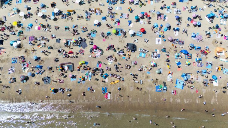 An exceptional bank holiday heatwave is currently bringing record-breaking weather to England with temperatures forecast to climb into the low 30s by Monday. (Picture: Finnbarr Webster/Getty Images)